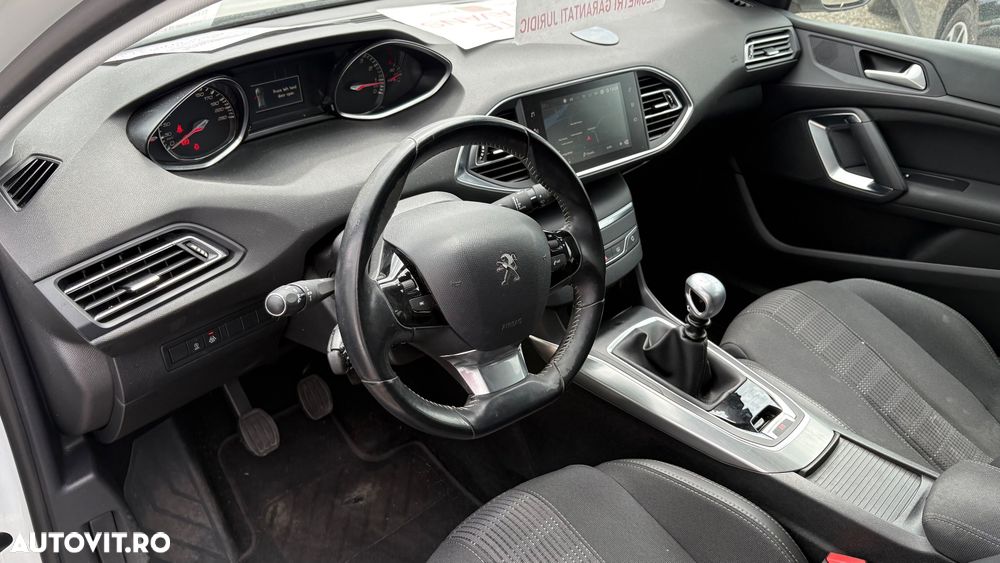 Peugeot 308 1.2 L PureTech Turbo S&S Allure - 11