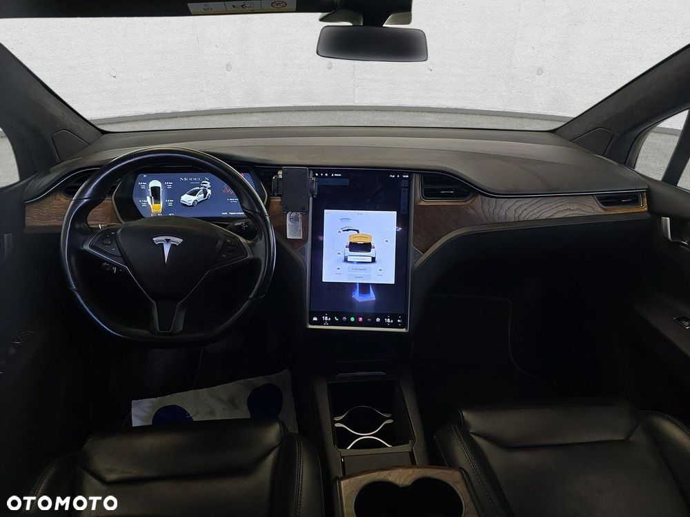 Tesla Model X - 9