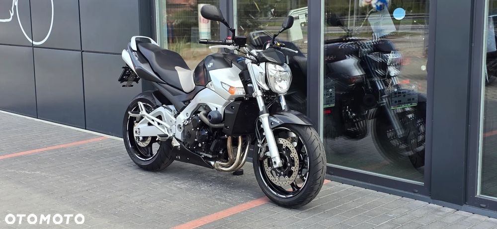 Suzuki GSR - 6