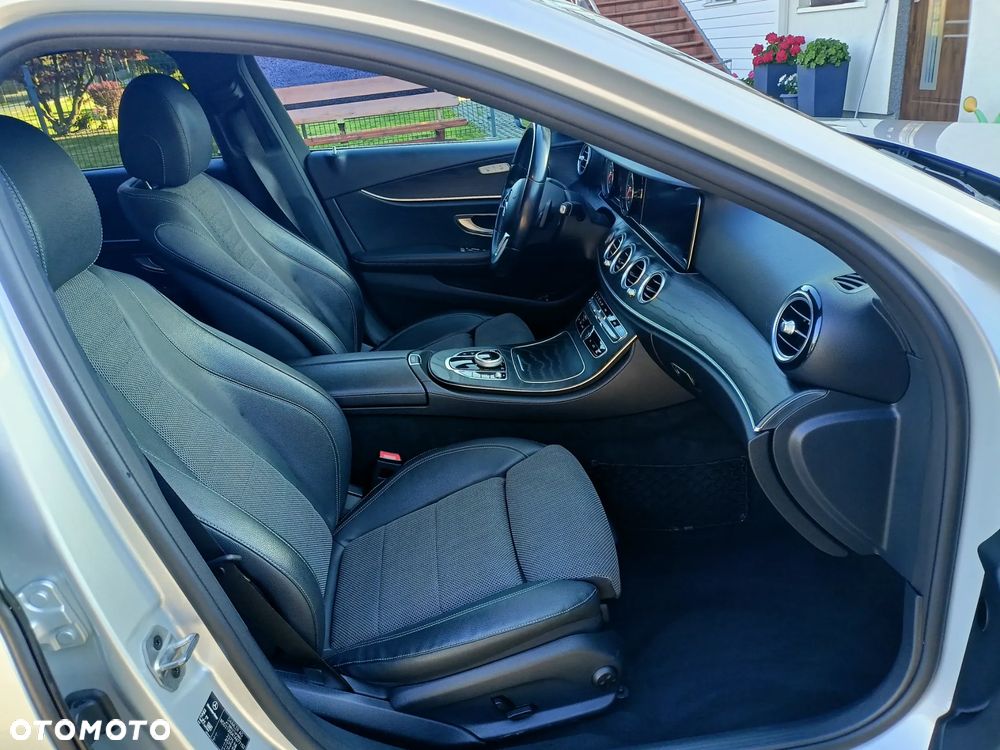 Mercedes-Benz Klasa E 220 d 9G-TRONIC - 23