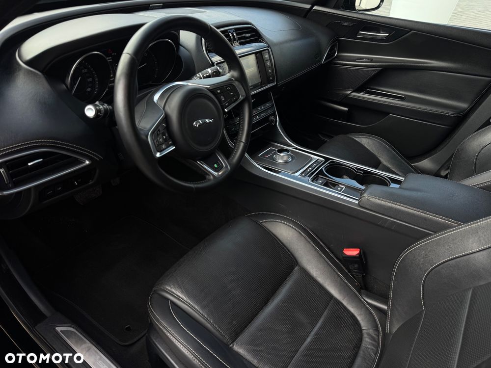 Jaguar XE D200 R-Dynamic SE - 25