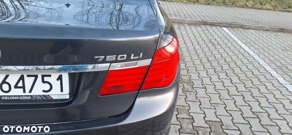 BMW Seria 7 750i L xDrive - 12