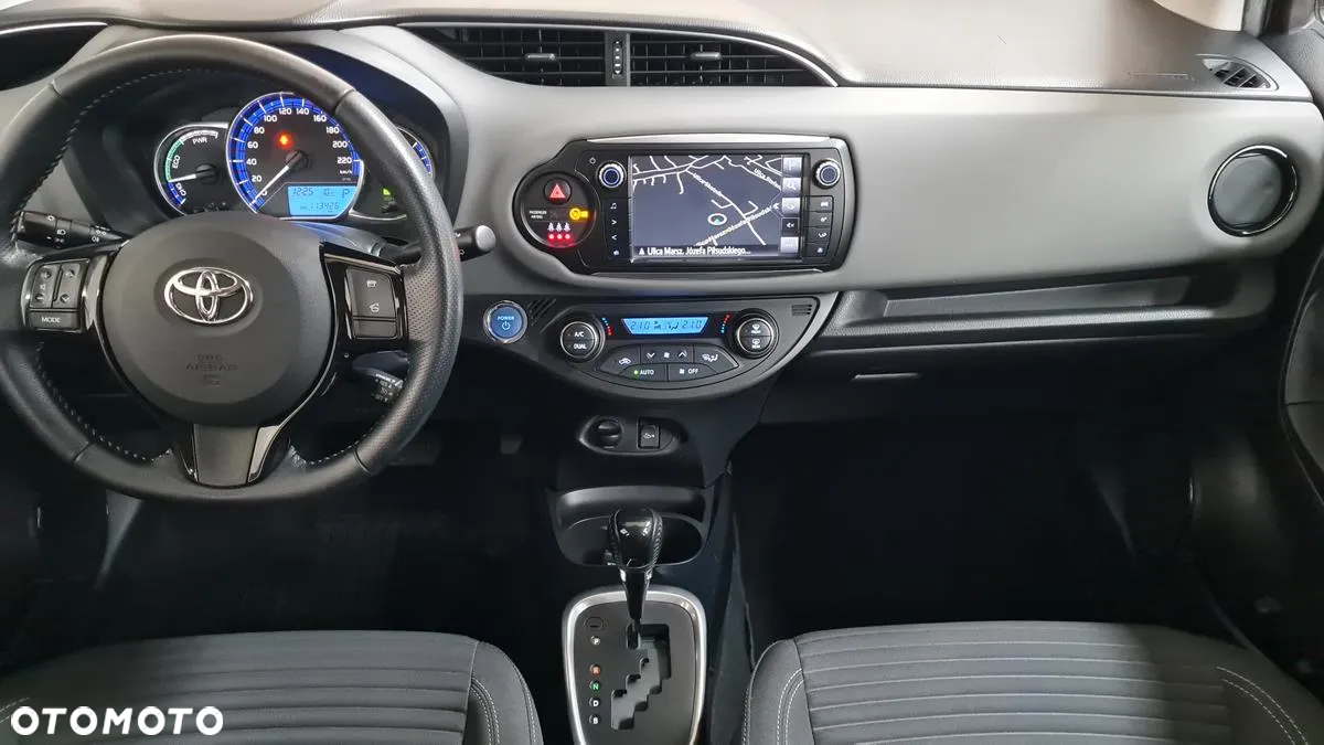 Toyota Yaris Hybrid 100 Dynamic - 13