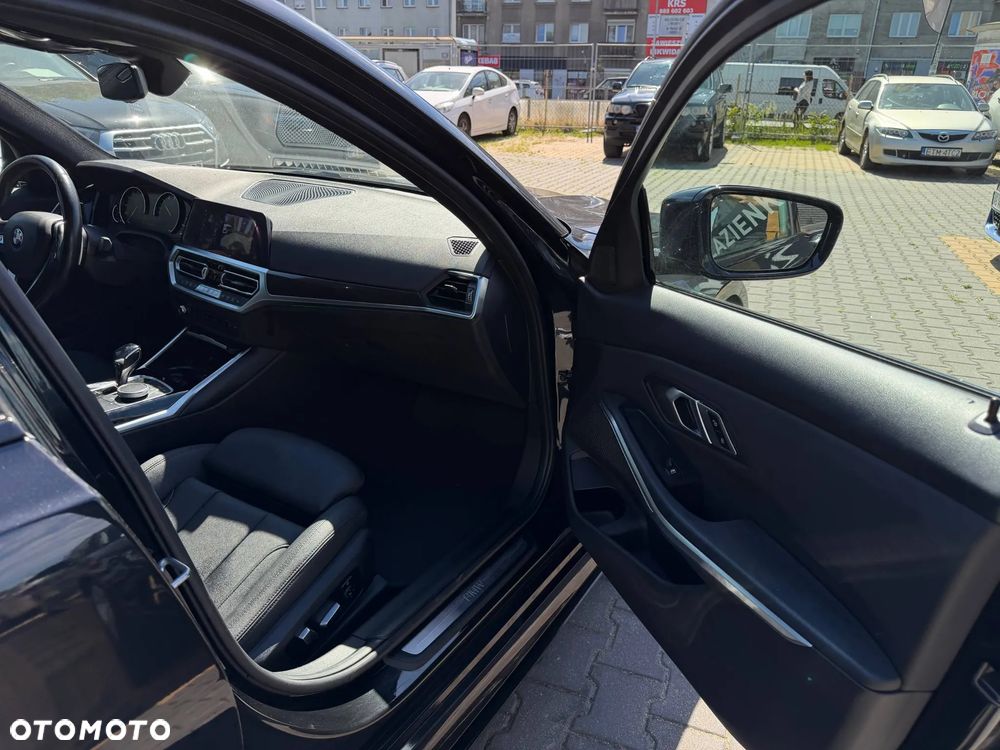 BMW Seria 3 330i M Sport - 13