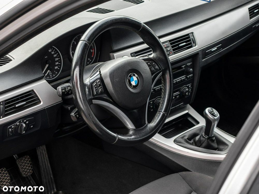 BMW Seria 3 320d DPF Touring - 12