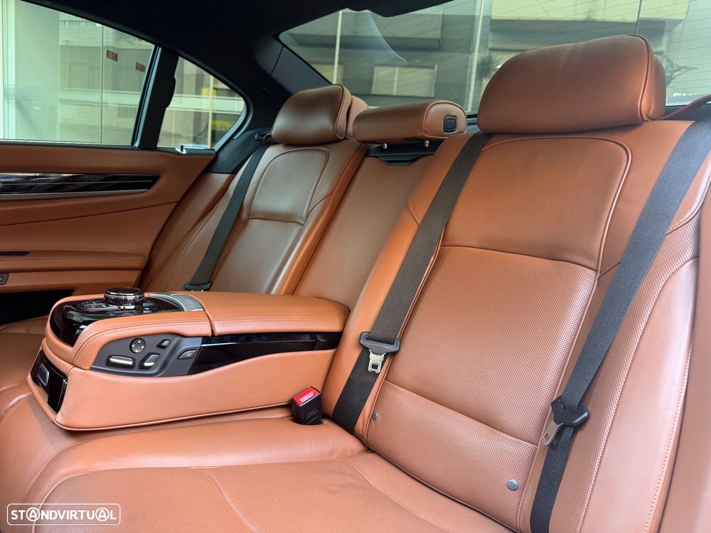 BMW 750 Li xDrive Pack M - 12