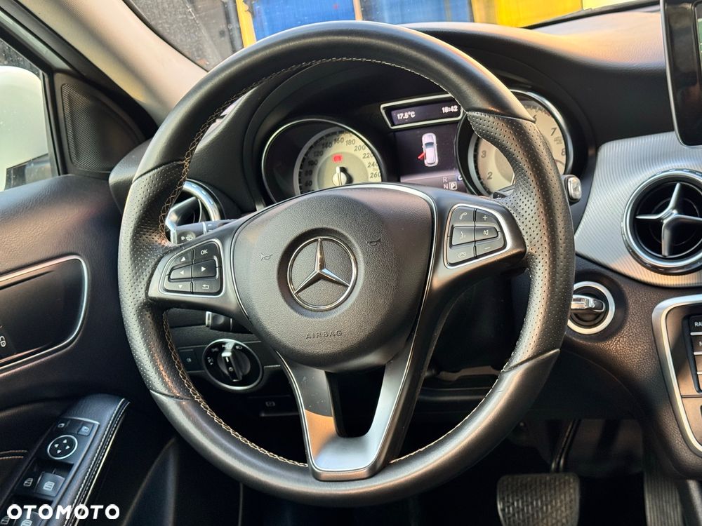 Mercedes-Benz GLA 200 7G-DCT - 28