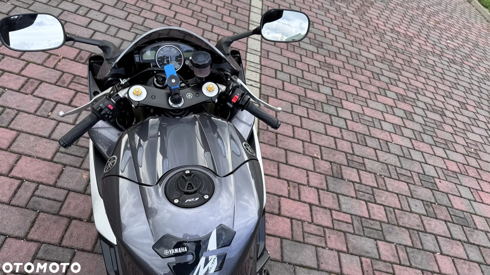 Yamaha R1 - 24