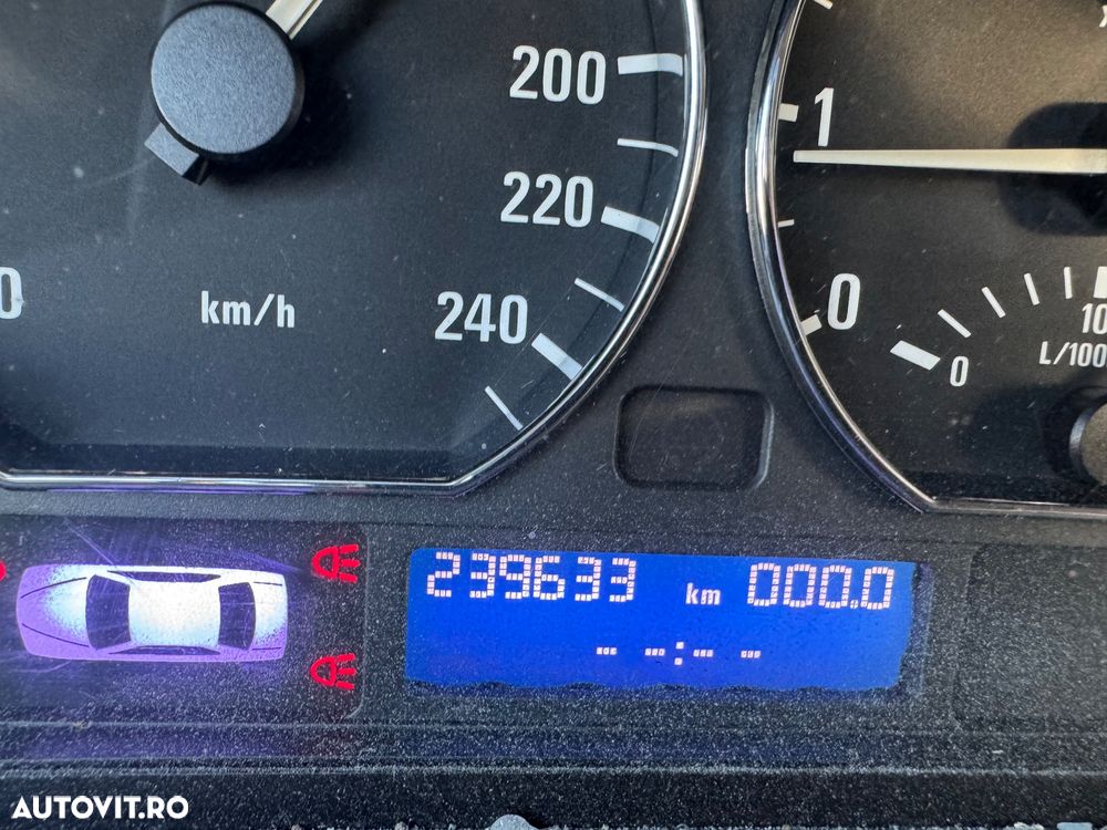 BMW Seria 3 318i - 11