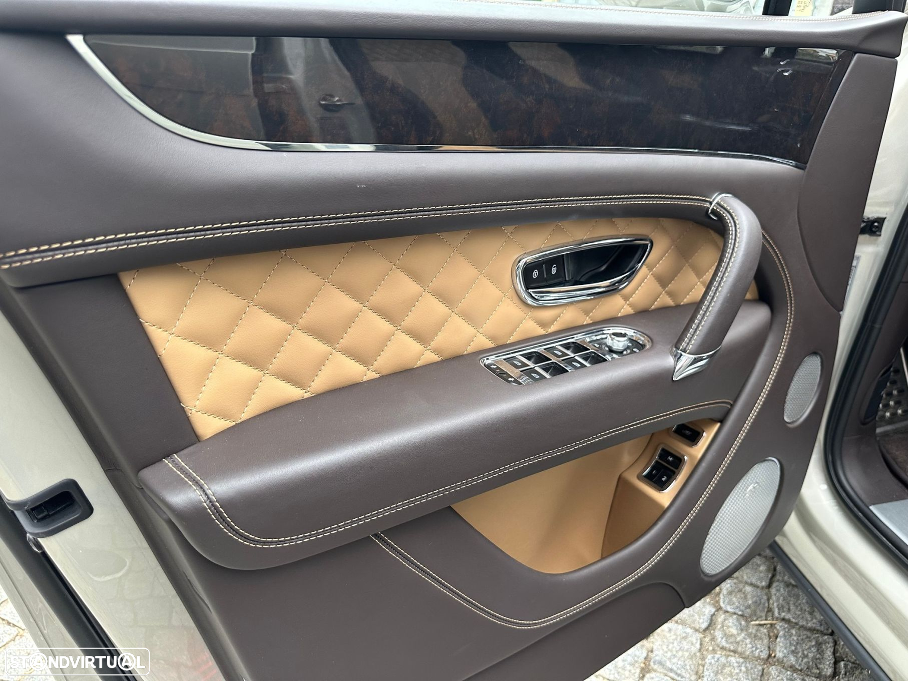 Bentley Bentayga Hybrid - 35