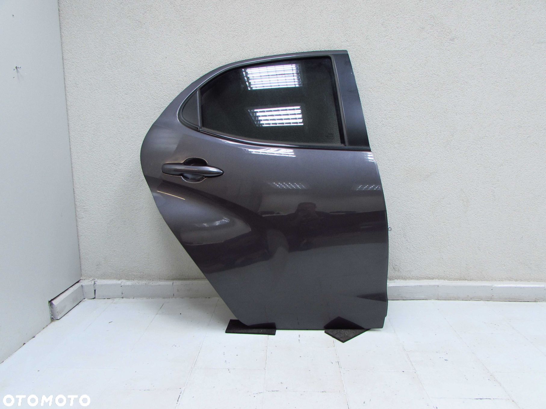 TOYOTA YARIS IV 20-24 DRZWI TYL PRAWE KPL DO ZALOZENIA POMORSKIE - 1