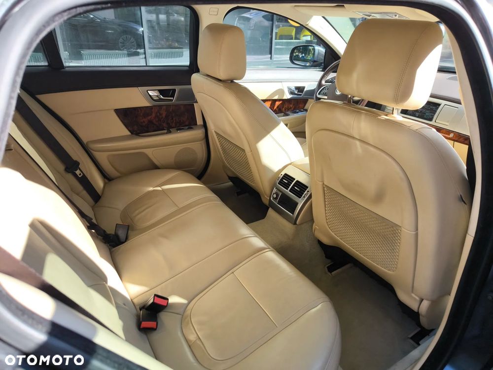 Jaguar XF 2.2 - 16
