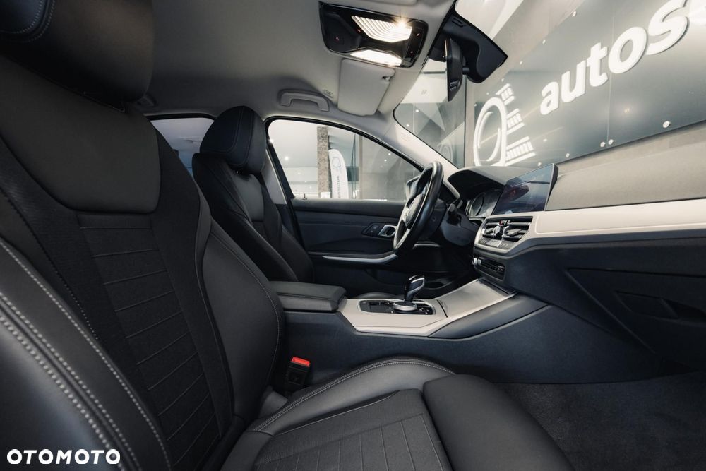 BMW Seria 3 330i Advantage - 32