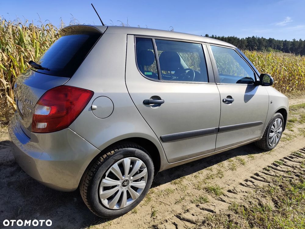 Skoda Fabia 2011 photo 3