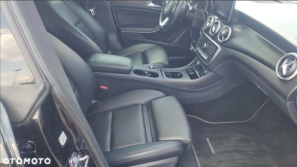 Mercedes-Benz CLA 250 4Matic 7G-DCT AMG Line - 11