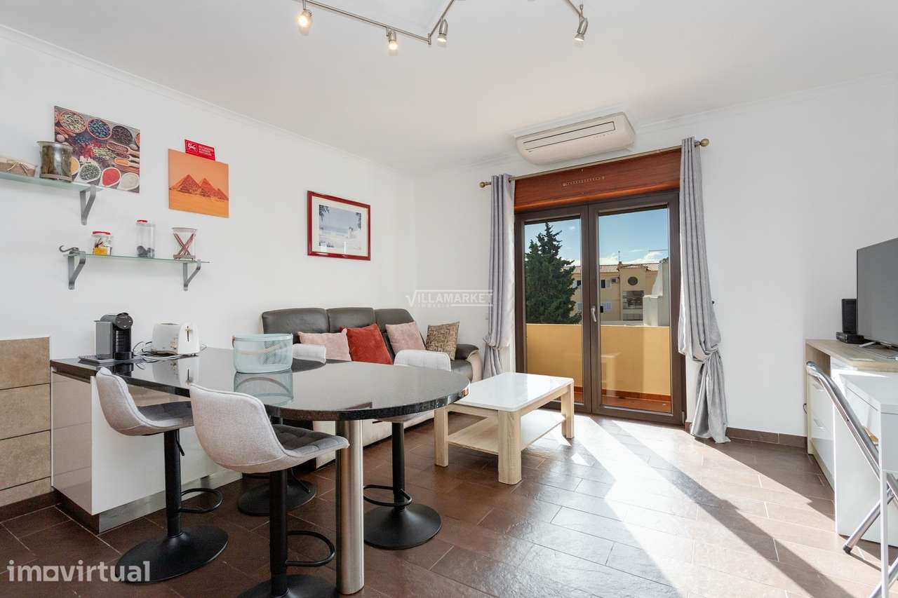 Apartamento T1 + 1 remodelado com parqueamento e arrecadação situado - Grande imagem: 2/18