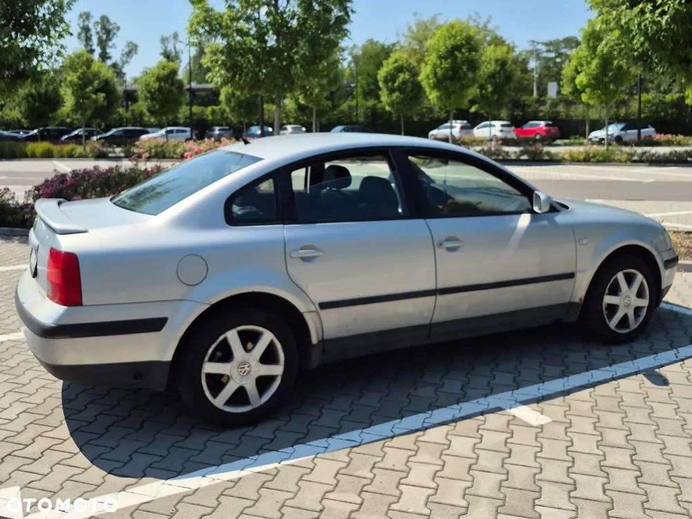 Volkswagen Passat 1.6 Comfortline - 12