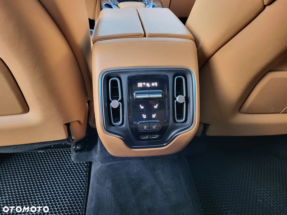 Aston Martin DBX - 15