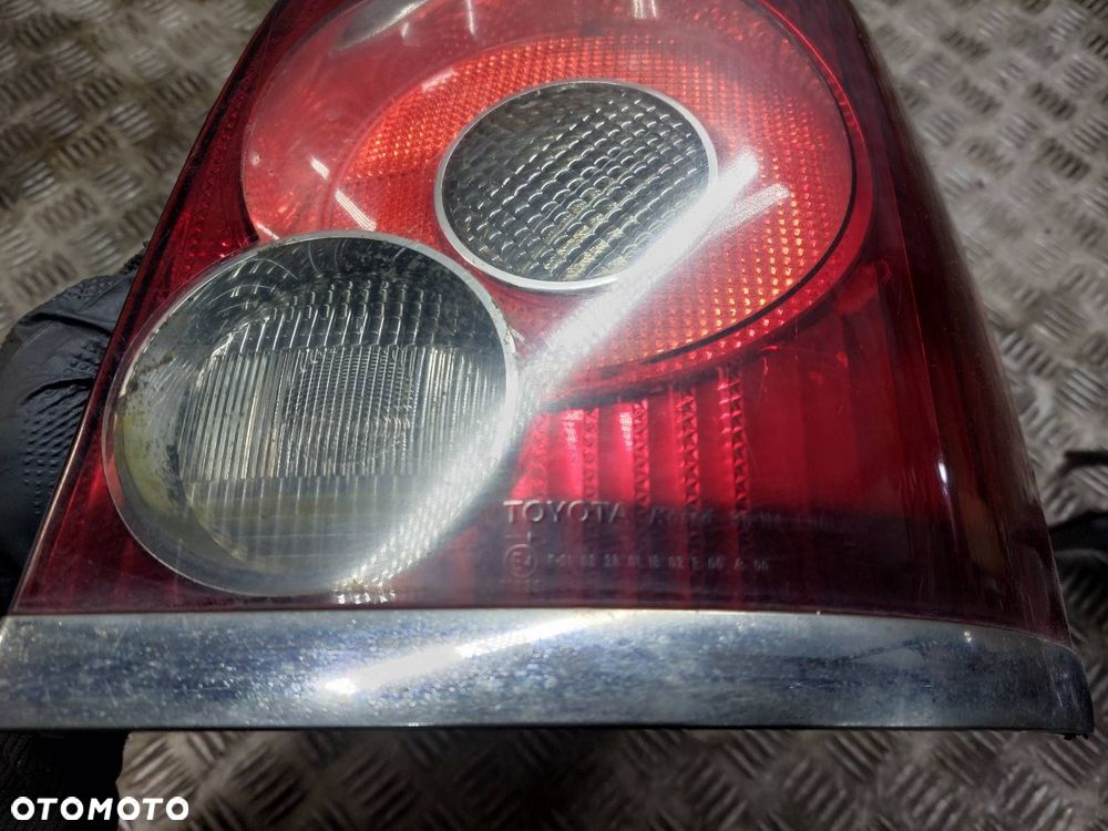 LAMPA PRAWY TYŁ TOYOTA AVENSIS T25 LIFT KOMBI - 3