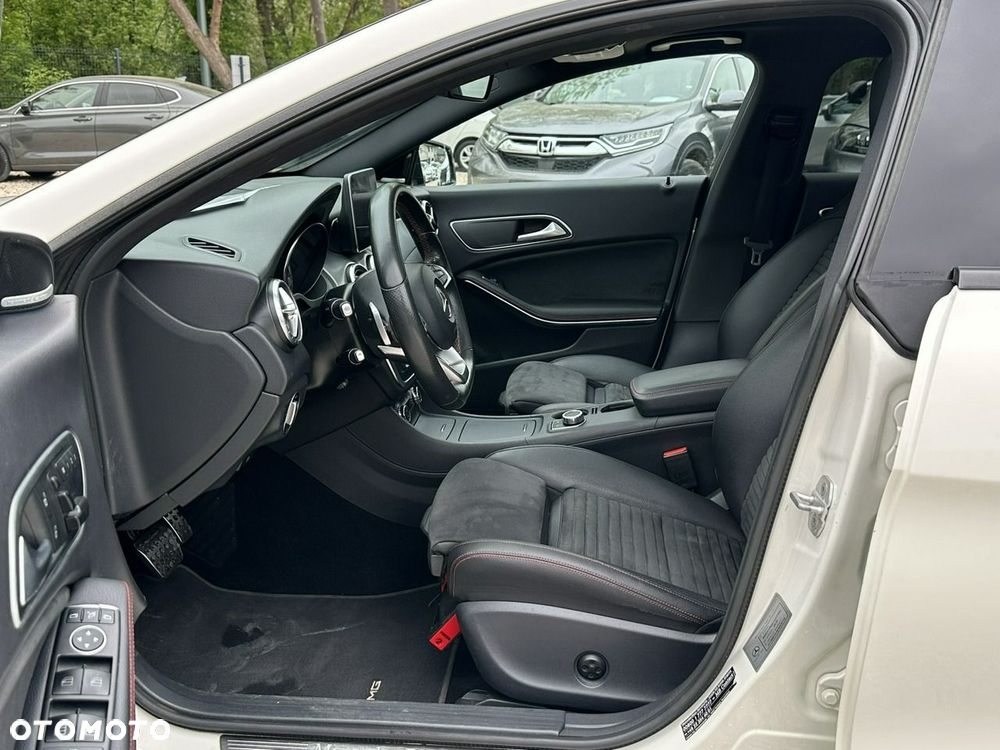 Mercedes-Benz CLA 250 4Matic 7G-DCT AMG Line - 13