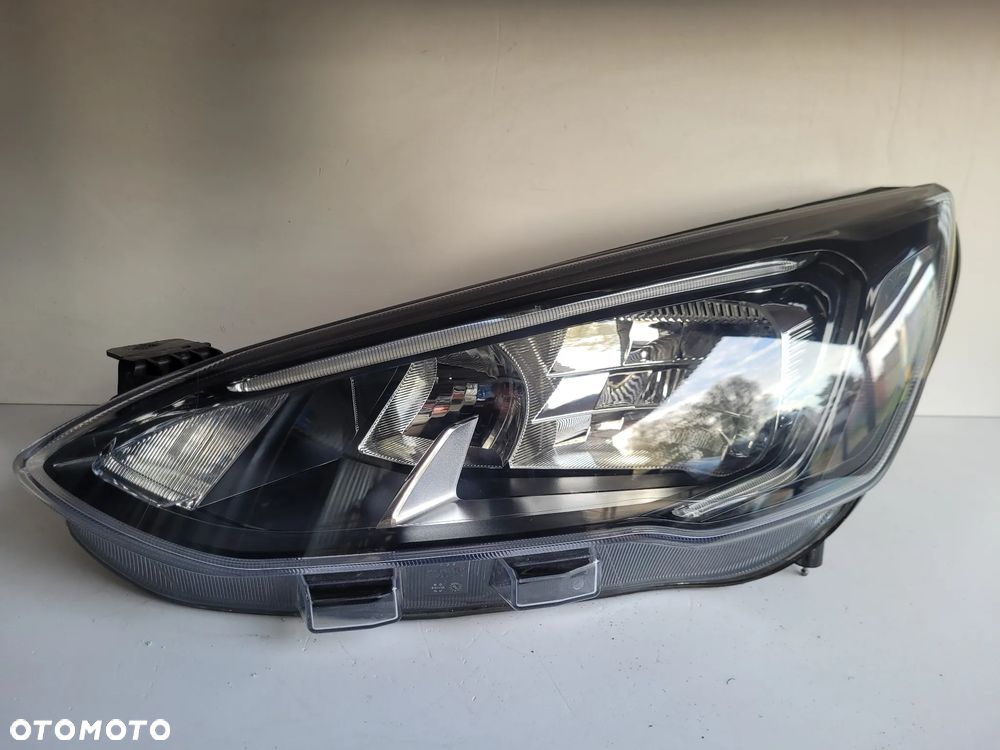 Ford Focus mk4 lampa przód lewa led eu ciemna