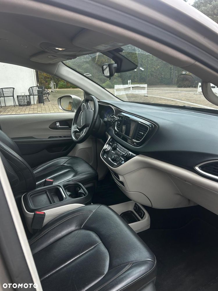 Chrysler Pacifica - 10