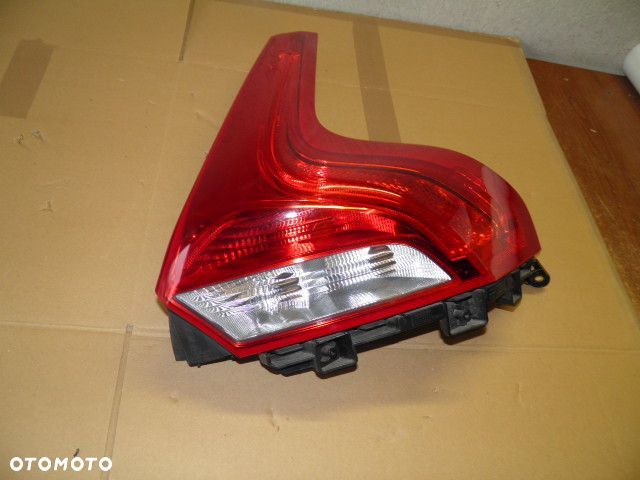 LAMPA TYLNA PRAWA VOLVO V40 XC40 - 1