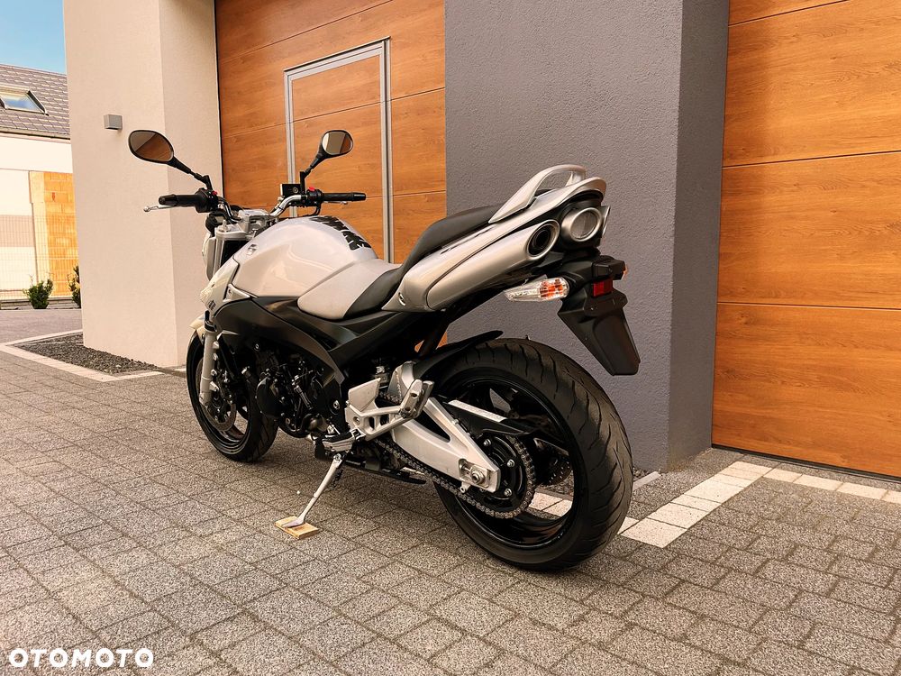 Suzuki GSR - 6
