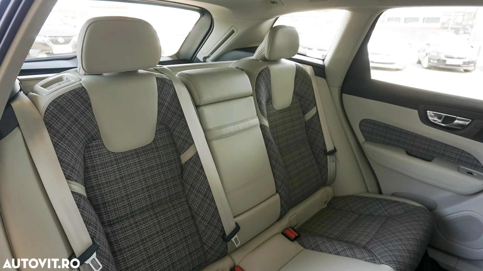 Volvo XC 60 T8 Twin Engine AWD Geartronic Momentum - 28