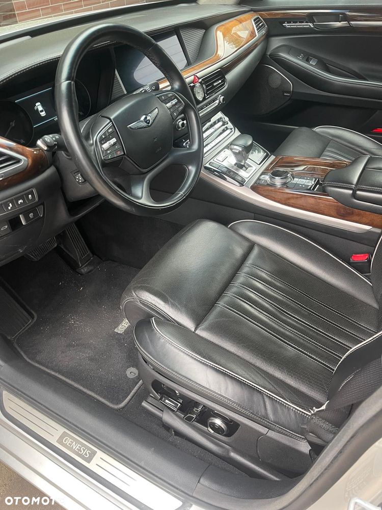 Genesis G90 - 32