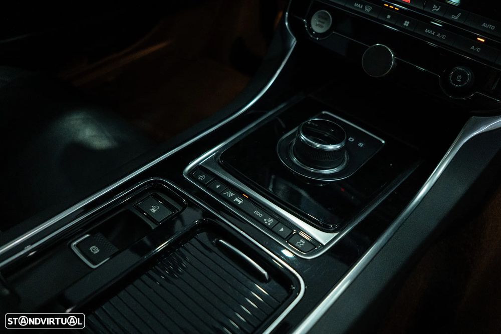 Jaguar XE 2.0 D R-Sport Aut. - 15