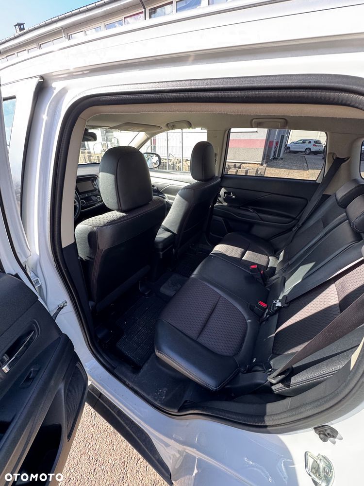 Mitsubishi Outlander Instyle NAVI + - 9