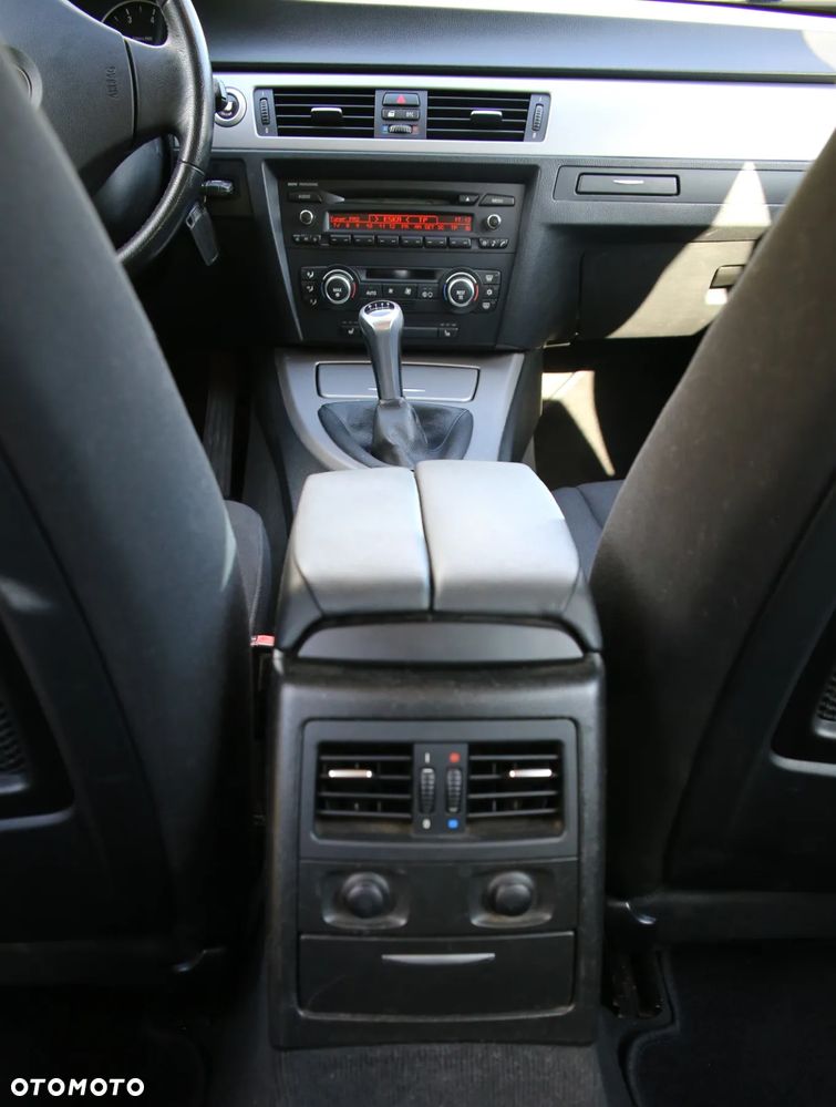 BMW Seria 3 318i Touring - 12
