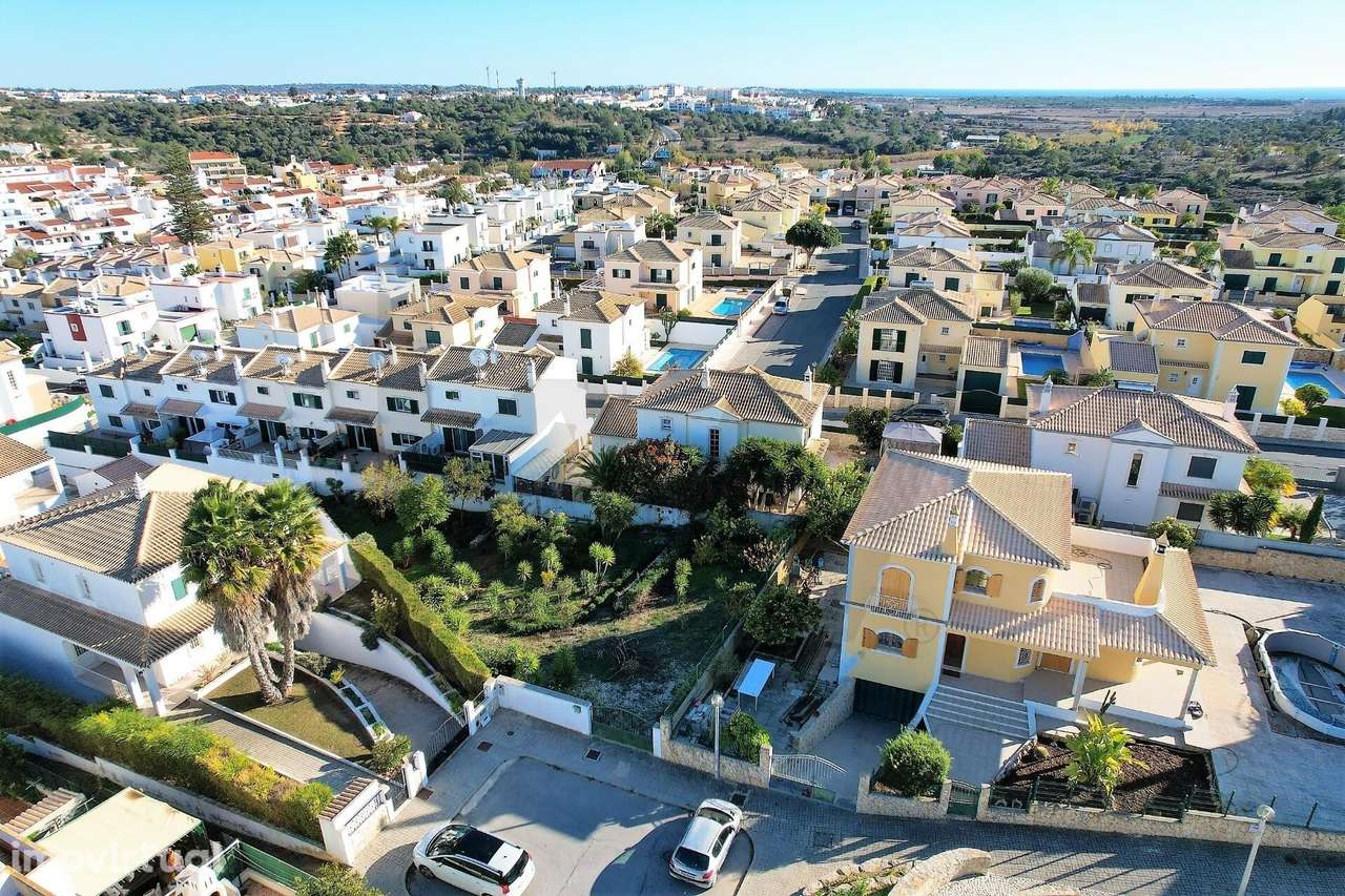 Alcantarilha: Lote para construção de moradia isolada T3 contemporânea - Grande imagem: 4/28