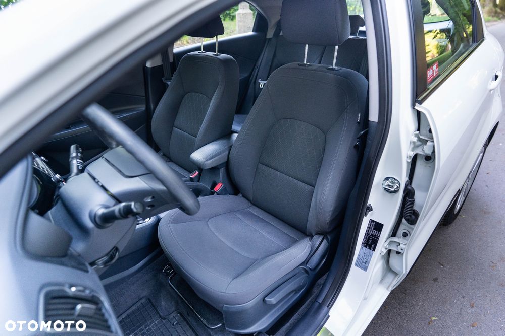 Kia Rio 1.4 L - 12