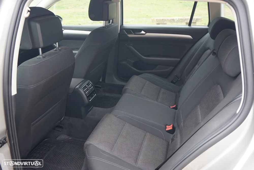 VW Passat Variant 1.6 TDI Confortline - 14