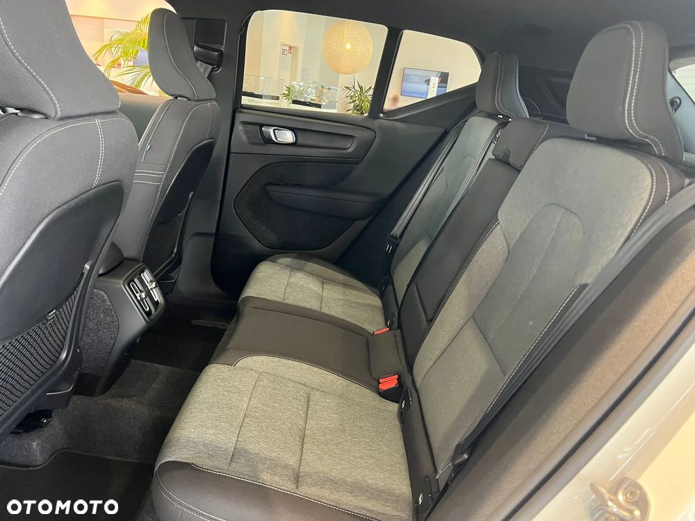 Volvo XC 40 B4 B AWD DKG Ultimate Dark - 24