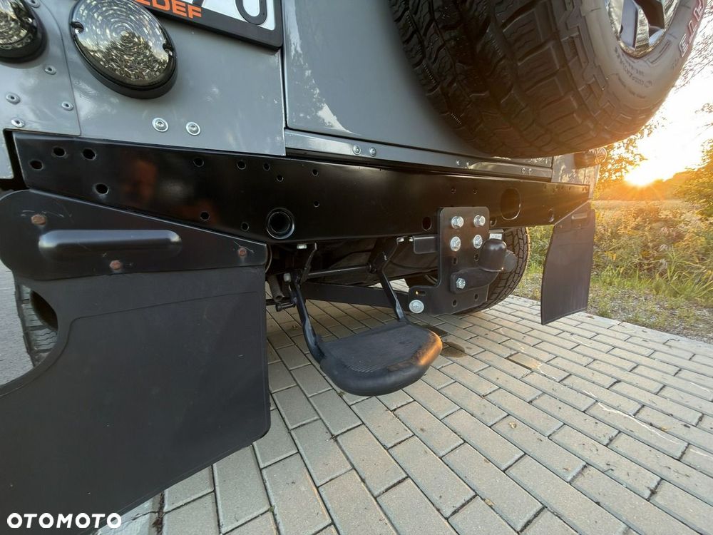 Land Rover Defender 2.4 TD4 SE - 32