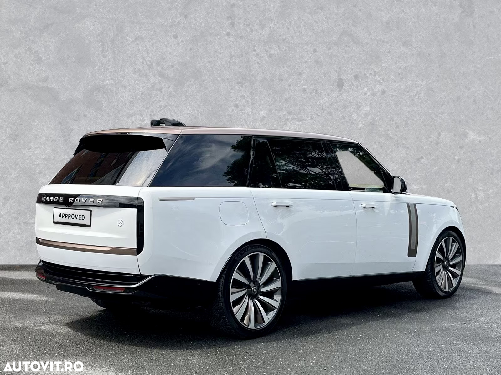 Land Rover Range Rover 4.4 V8 P530 LWB SV - 4