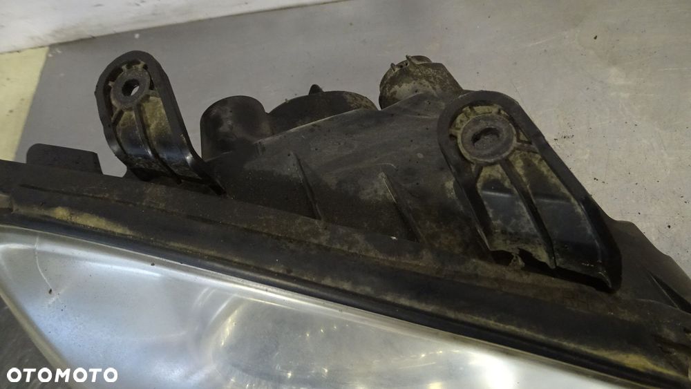 LAMPA PRAWA PRZEDNIA KIA CARENS II - 2