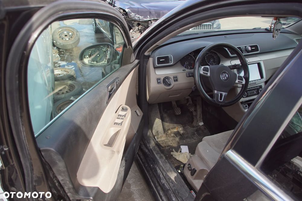Auto na części - Volkswagen Passat B6 Lift 1.6 TDI 105 KM CAYC MDM LC8Z 2010R Silnik Skrzynia Drzwi Maska Błotnik Zderzak Lampa Lusterko Klamka Szyba Deska Kokpit Sterownik Moduł Czujnik Licznik Wyświetlacz Panel Kierownica - 8
