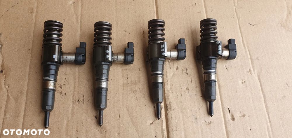 Pompowtryskiwacz wtryskiwacz wtrysk VW Passat B6 2.0 TDI 03G130073T - 1