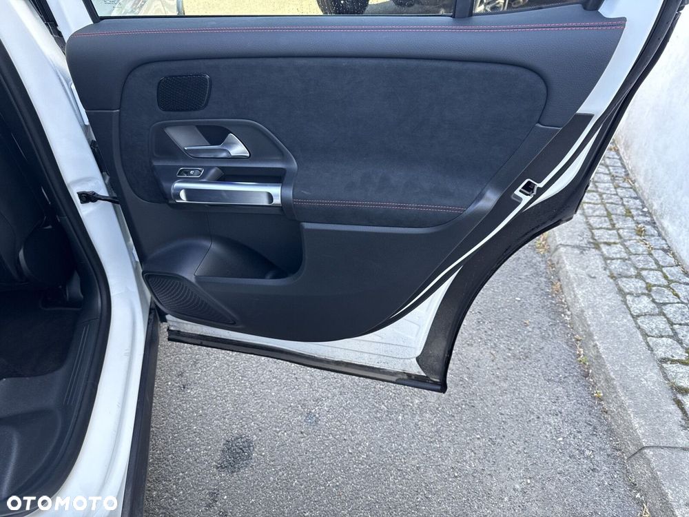 Mercedes-Benz GLB - 23
