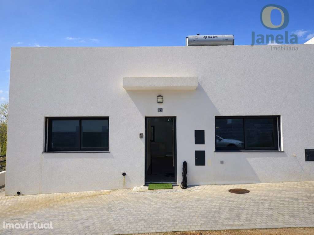 Moradia Nova com bons terraços , imersa na natureza e perto da Vila... - Grande imagem: 5/28