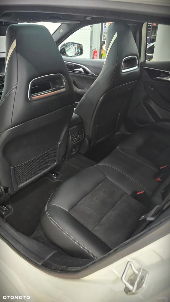 Infiniti Q30 2.2d Premium Tech Gallery White AWD 7DCT - 11