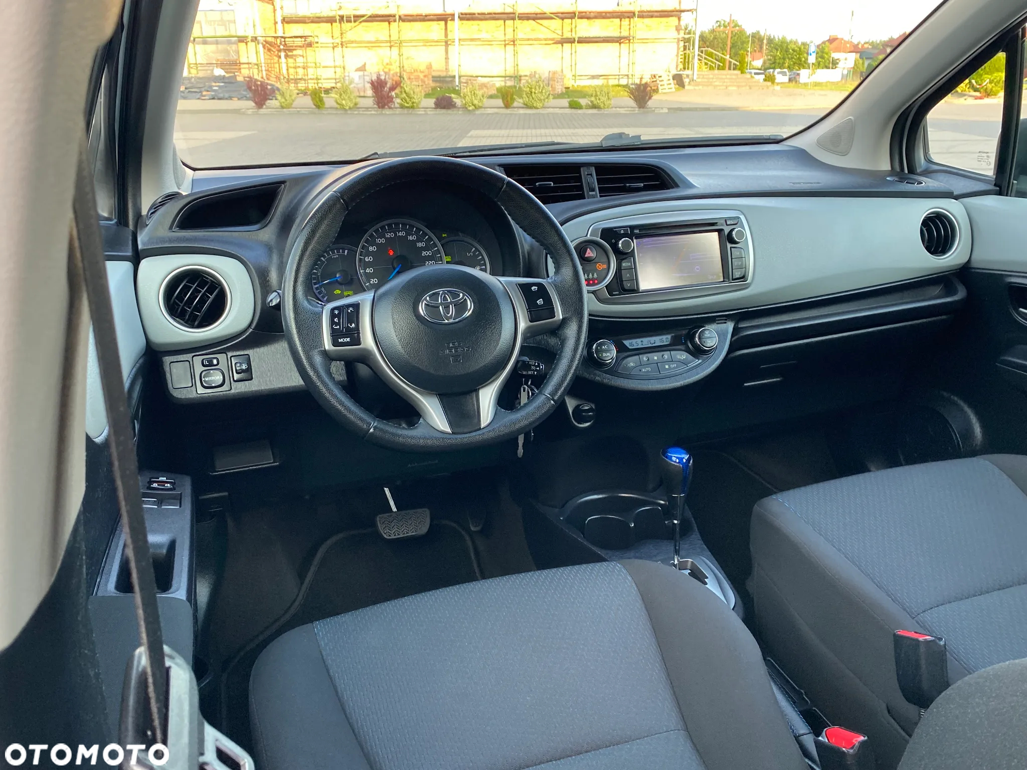 Toyota Yaris Hybrid 100 Premium - 30