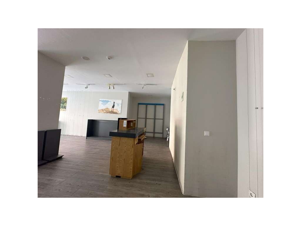Loja de 110m2, com montra e wc - Almada - Grande imagem: 3/9