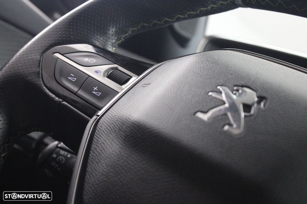 Peugeot e-2008 50 kWh GT - 11