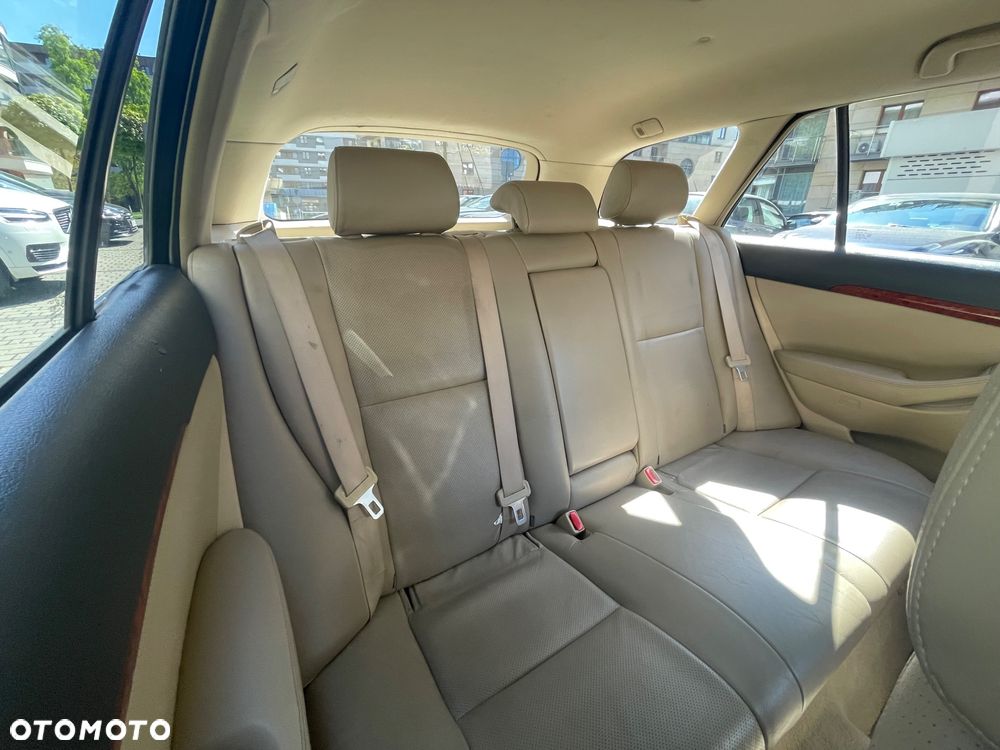 Toyota Avensis 2.0 VVT-i High - 13