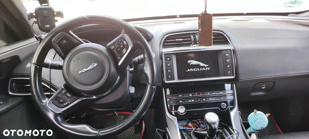 Jaguar XE 2.0 D R-Sport - 11